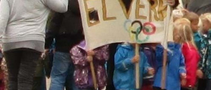 børn og voksne med banner hvor der står elverbo